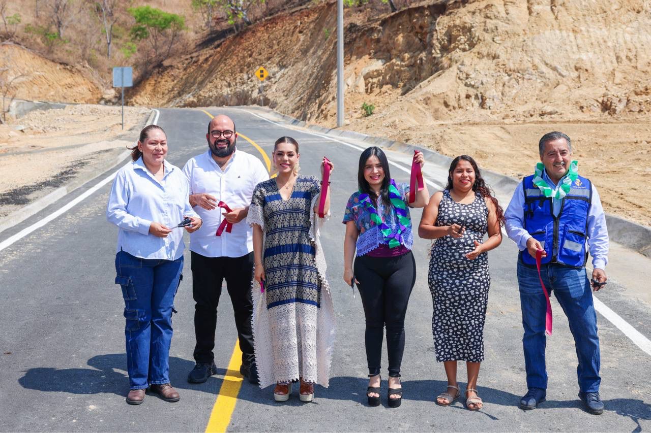 Inaugura Evelyn Salgado pavimentación de segunda etapa del camino Acapulco–El Veladero