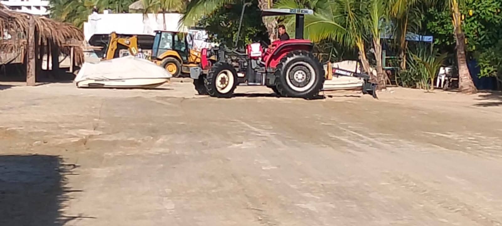Refuerzan mantenimiento de playas en Acapulco con trabajos de nivelación y oxigenación de arena
